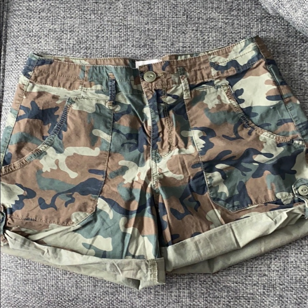 Camouflage cuffed shorts